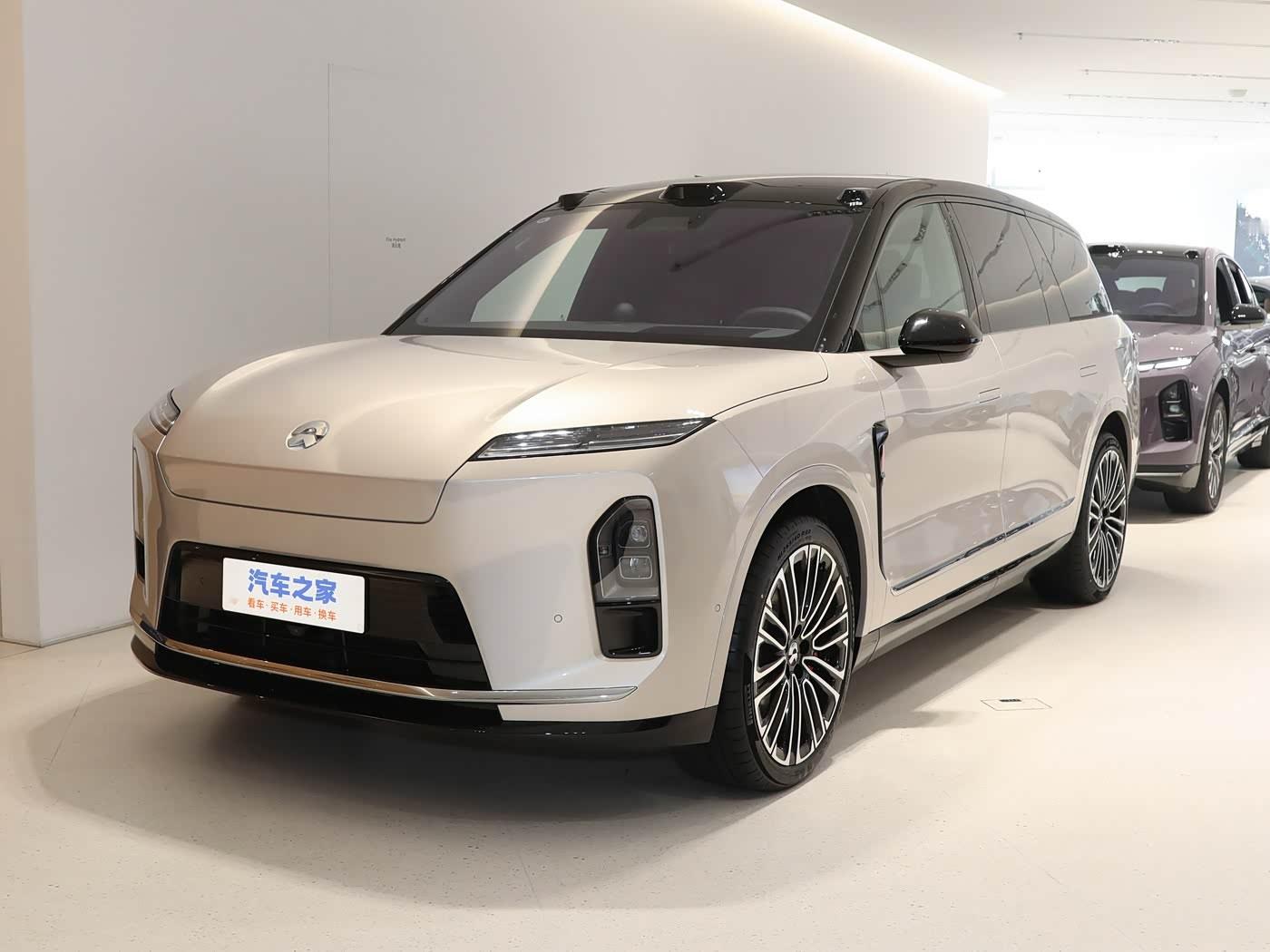 单位看到一台新的ES8，这车侧面看着还是特别别扭，留白太多了，其实仔细看会发现，