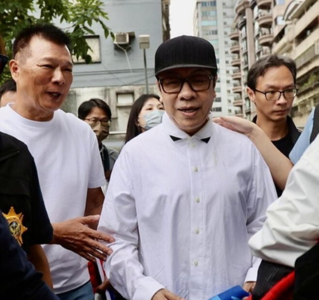 网友都在问，站在蔡康永身边的这位男士是谁？

是蔡康永的什么人？

有的网友说，