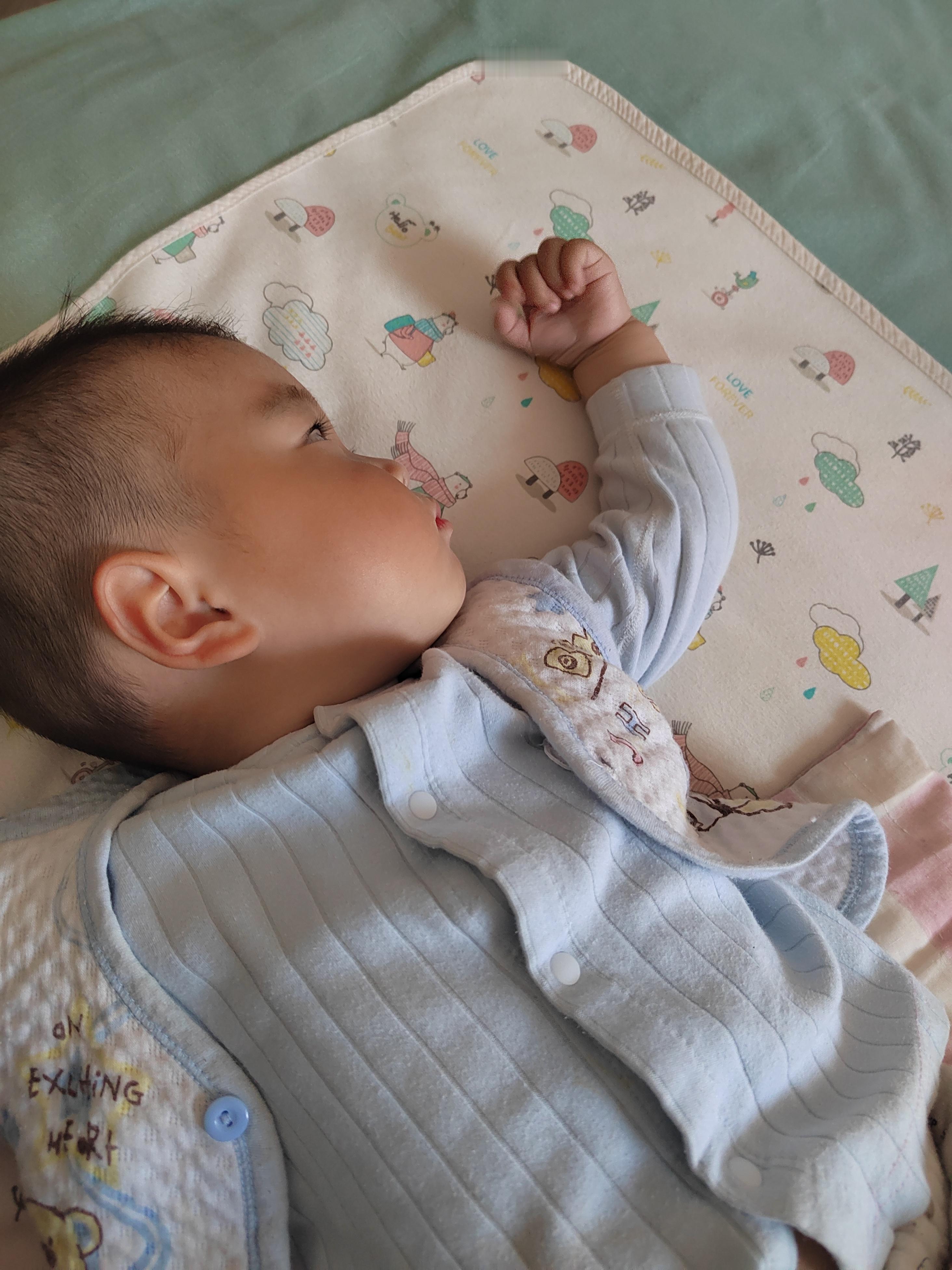 吃了十几分钟吃着吃着闭上眼了我以为他睡着了又抱着睡了十分钟以为他睡熟了轻手轻脚小
