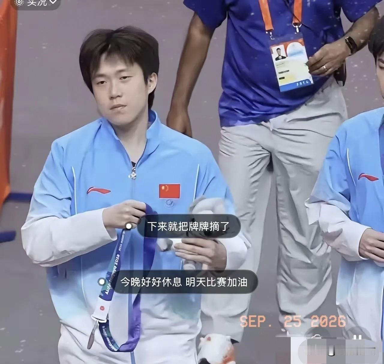 赛后悲情一幕！国乒男队参加完颁奖典礼，下来后齐刷刷地把脖子上的银牌给摘掉，头也不