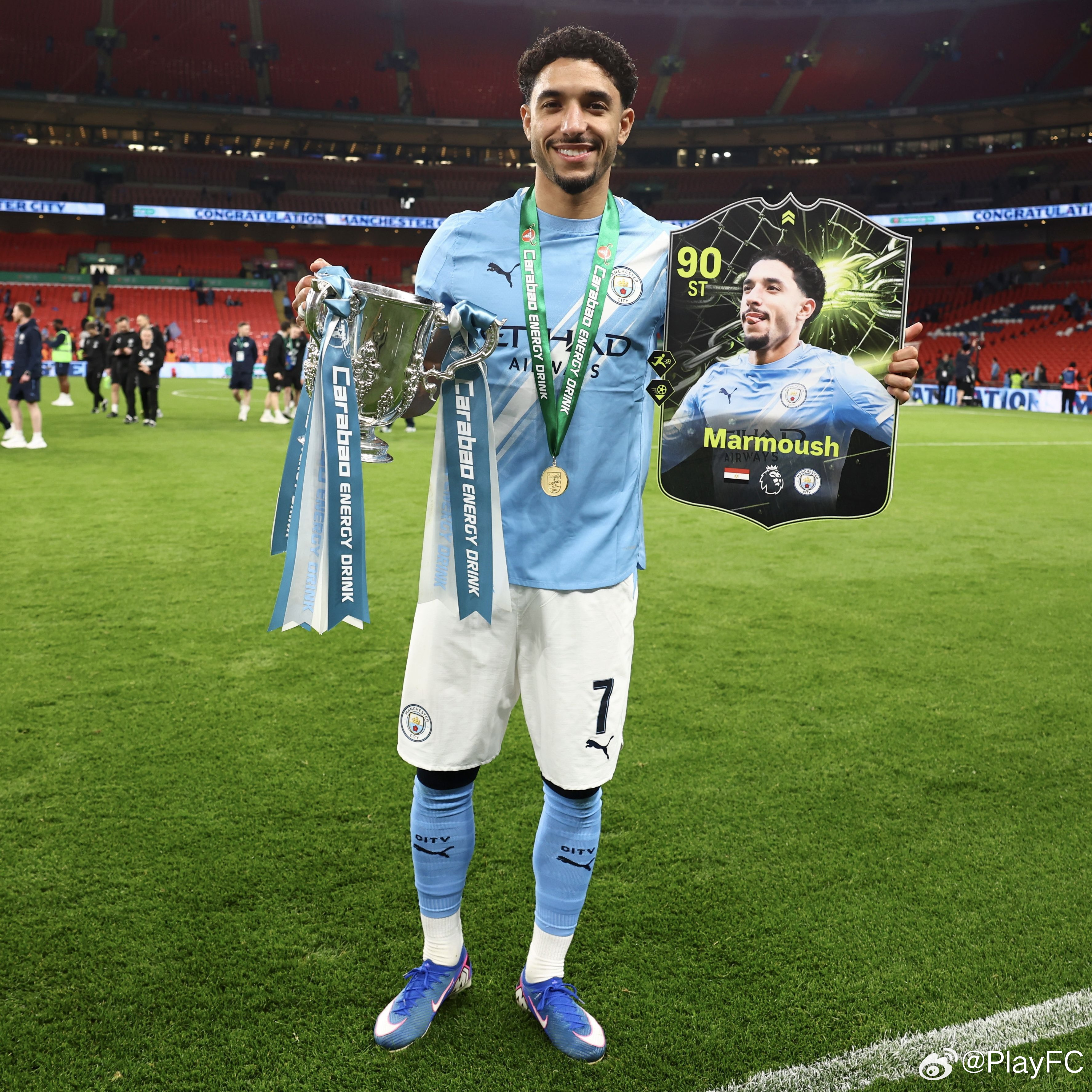 马尔穆什展示英联杯奖杯和自己的对决升级球员卡。FC26