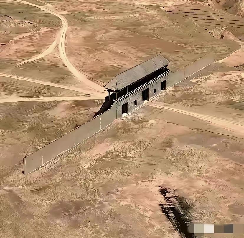 在这荒郊野外修这么一座门是干啥用的？而且门还修得挺庄重，挺古朴！而且四周还没有其