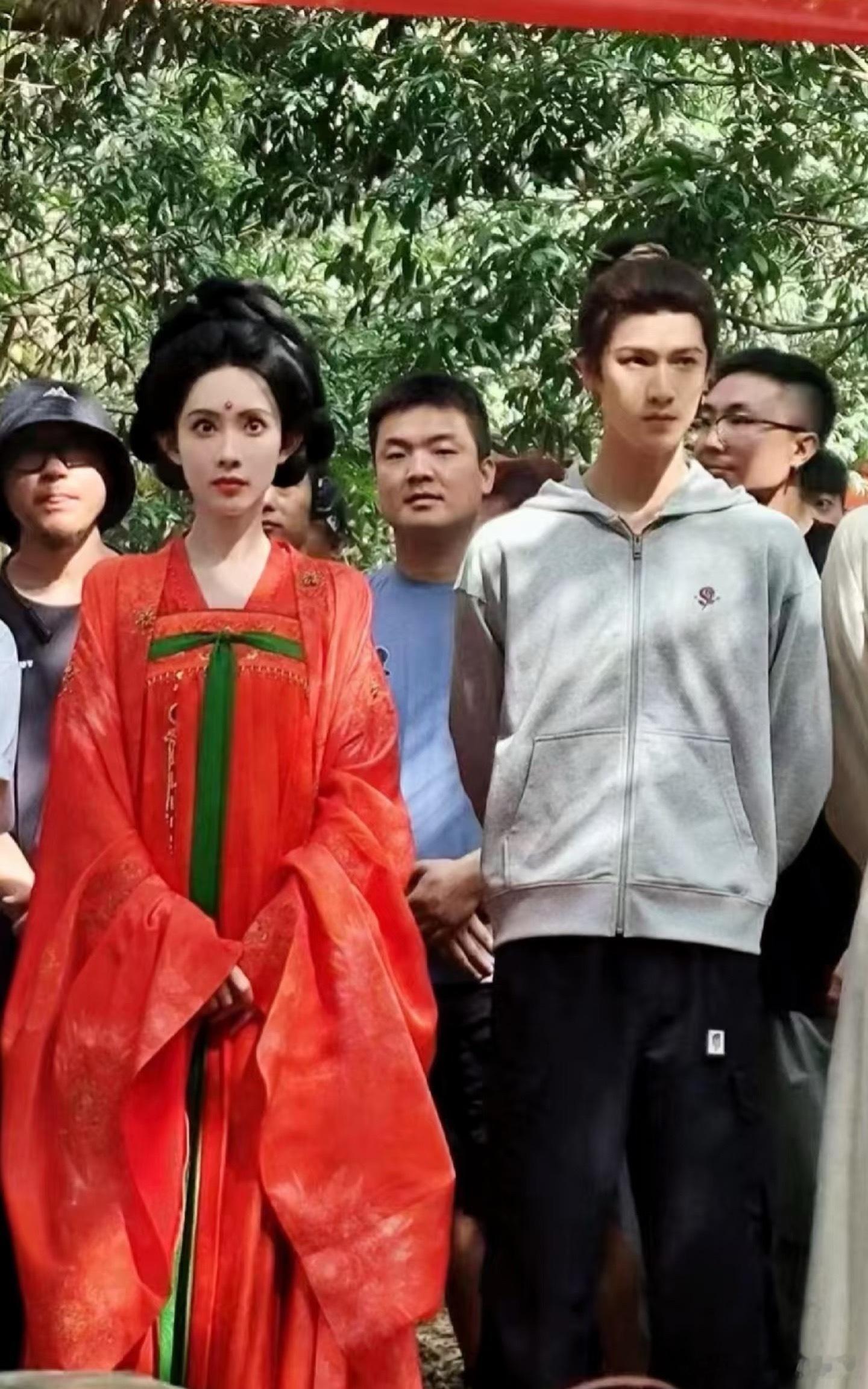他俩今天在开机现场一动都不敢动吧[傻眼]吓鼠了 ​​​