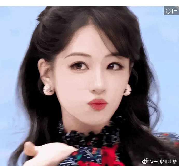 杨紫动图未启，静态神韵似赵丽颖，又隐现迪丽热巴风华，颜值多变引期待。 ​​​