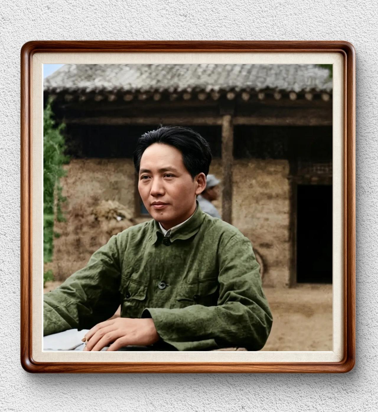 1935年毛主席在四川长征路上，一户农家留下的唯一照片，经过修复上色，极为珍贵。
