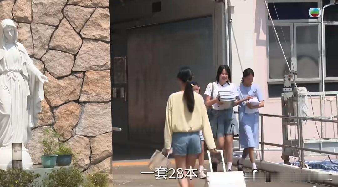 香港教科书越来越贵

今年香港教科书又加价了，一套中学课本就需约5千元，有家长表