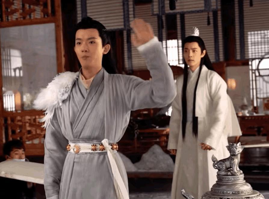 《玉骨遥》以重明的视角看时影，想来居然有些心疼，心里也会反复思量他这么做到底值不