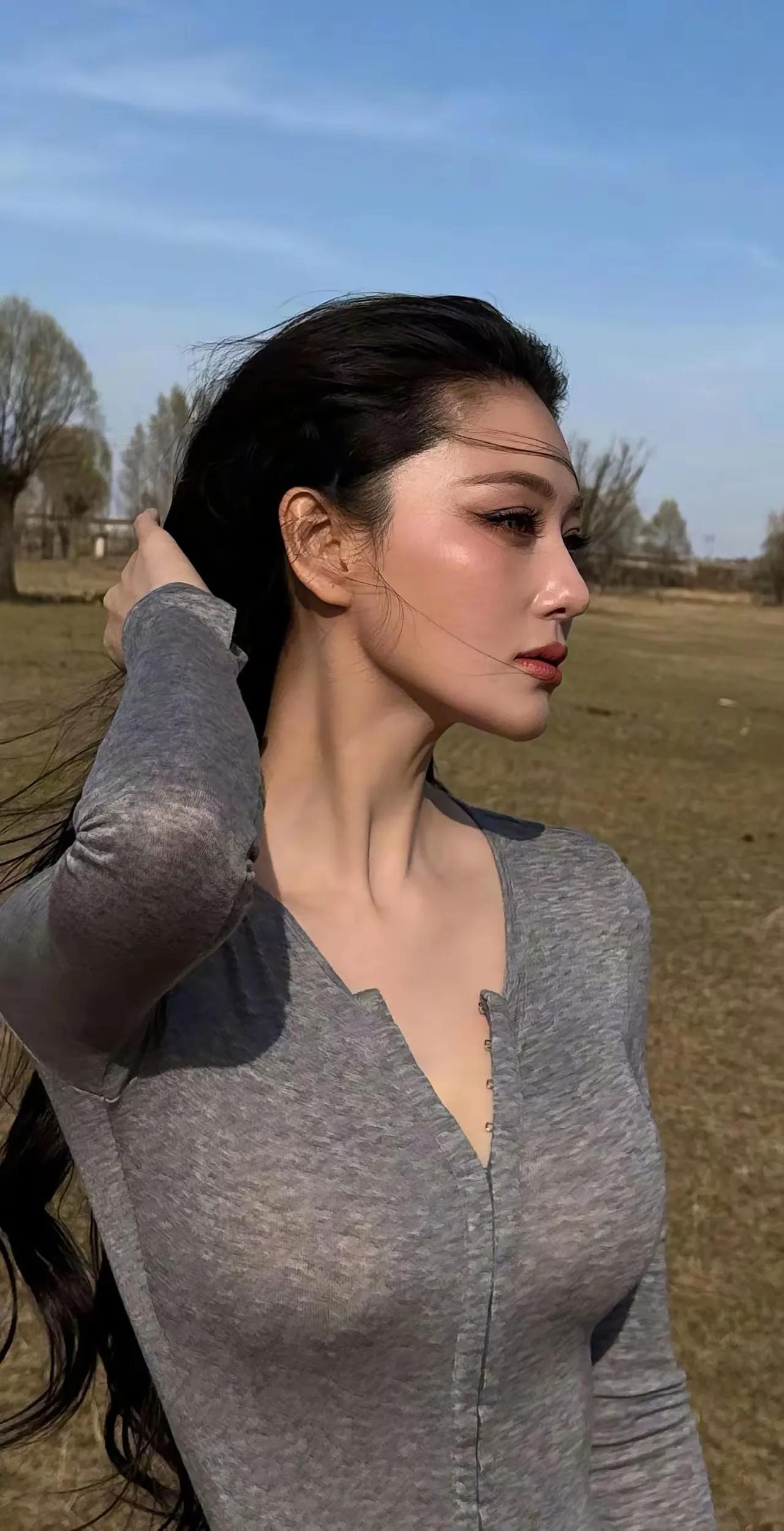 张馨予这紧身衣配牛仔裤的穿搭，简直绝了！6月9日她在社交平台晒出骑马照，浅灰色紧