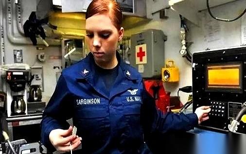 一艘美国航母上，塞了一千多名女兵。很多人第一反应是“花瓶”，是摆设。
但五角大楼