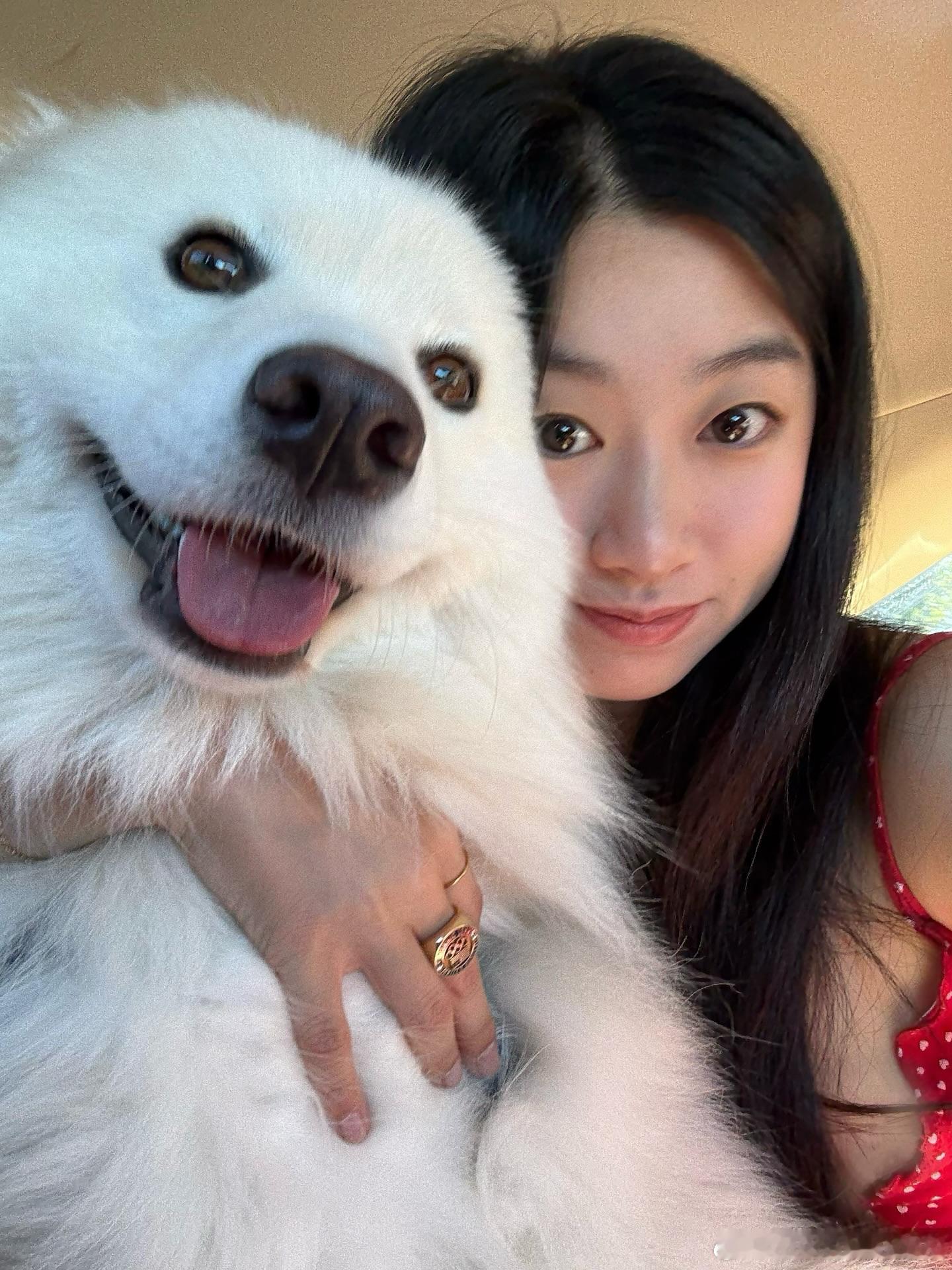 王艾米和她的萨摩耶糯米 ​​​
