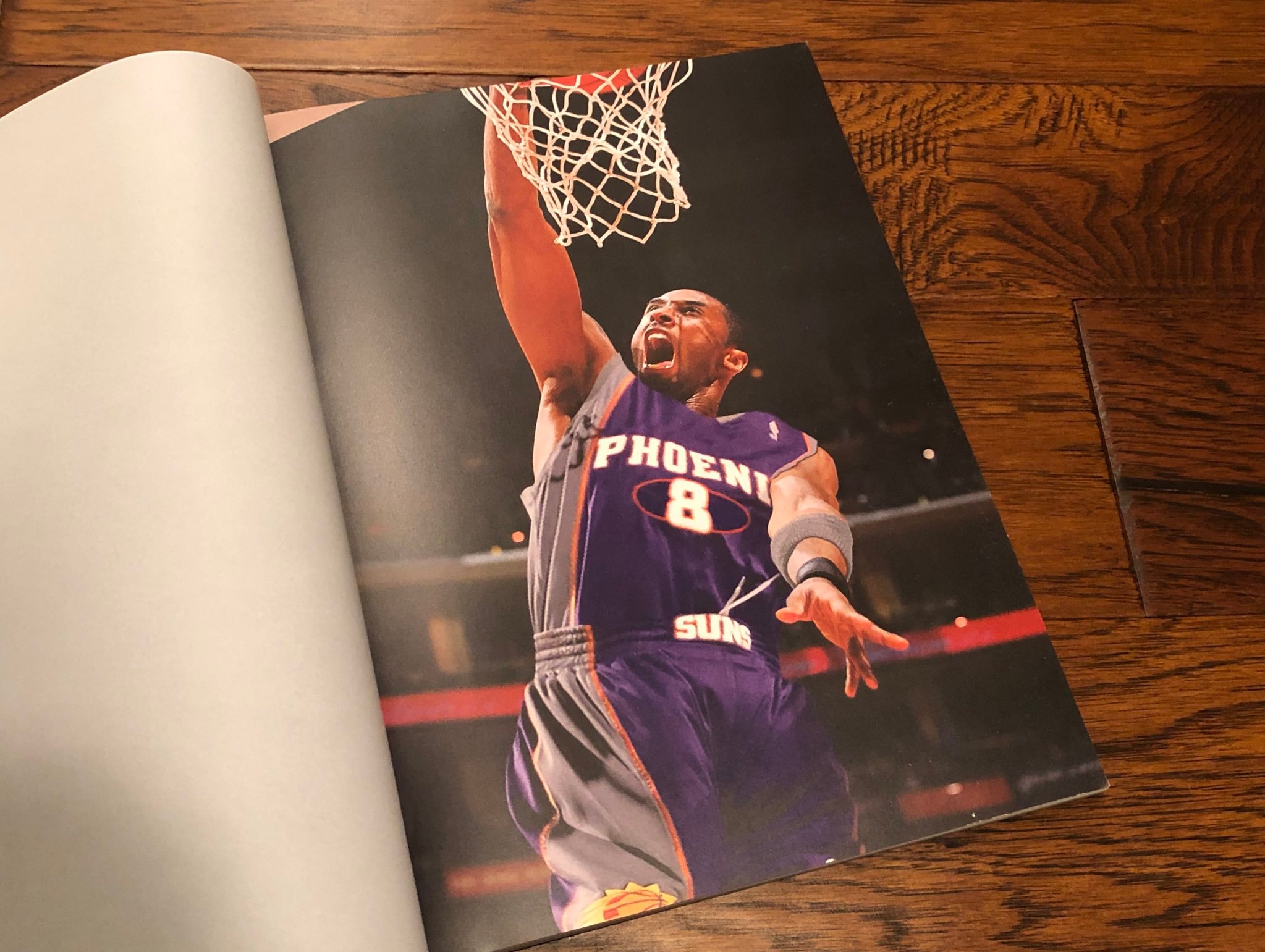 有人找到了2004年太阳企图招募科比时，印制的宣传画。看着确实毫无违和感菲尼克斯