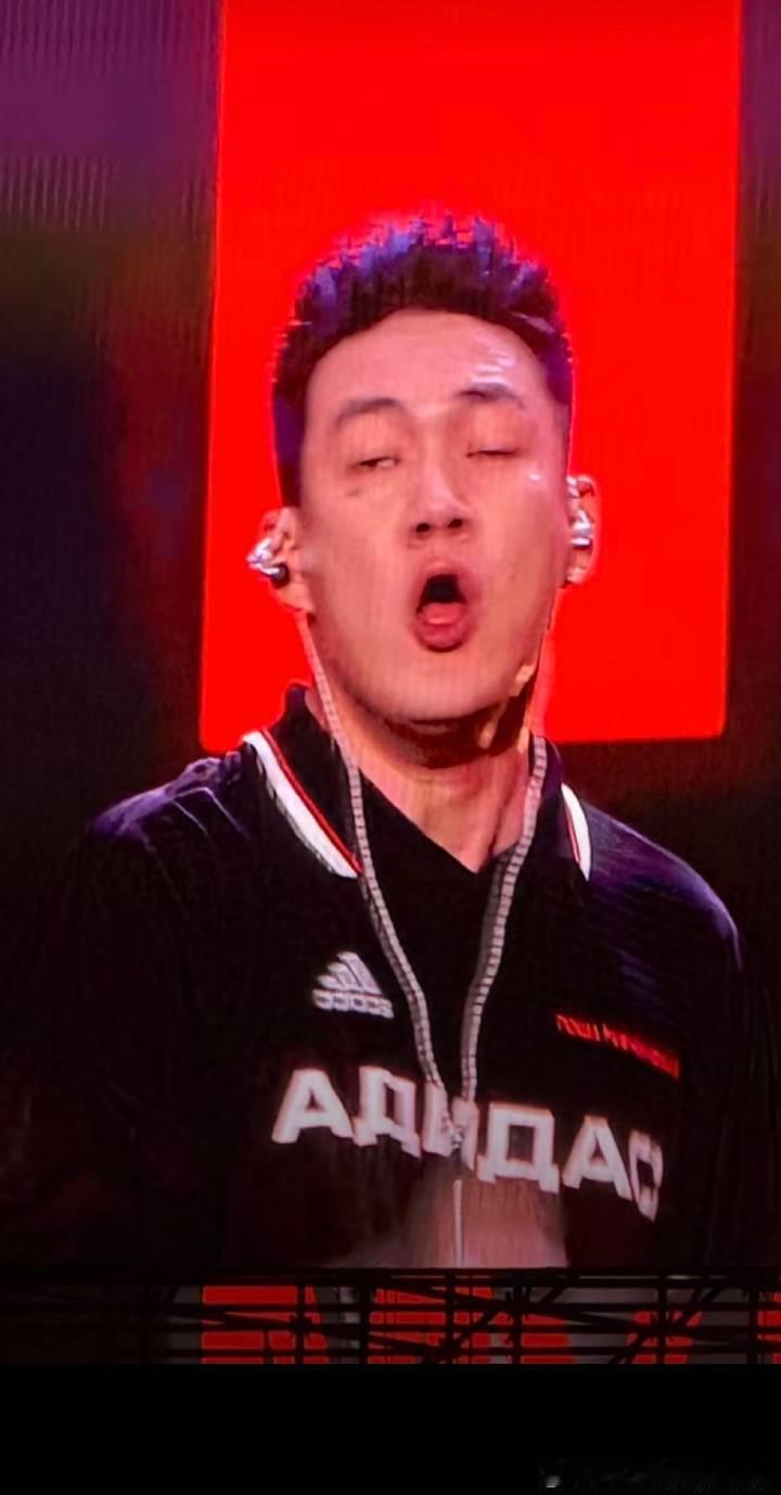 在家我和我父亲是最不对付的邻居，在外我是我父亲的第一张王牌，平均身高只有一米六的