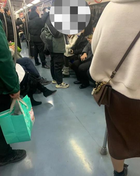 北京地铁现在也不讲先下后上了吗？？？？
以前都是先下后上啊。。
下班挤地铁