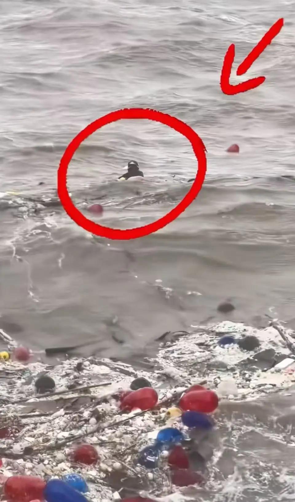 当我们被新闻刷屏，被那些“英雄”行为感动时，心中总会泛起一股暖流。然而，真正让人