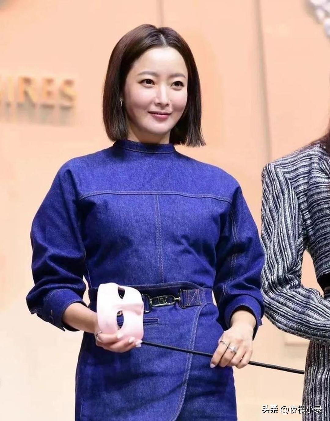 48岁金喜善剪短发后大回春！穿牛仔裙搭配短发好显嫩，看着像20岁！[赞][赞]