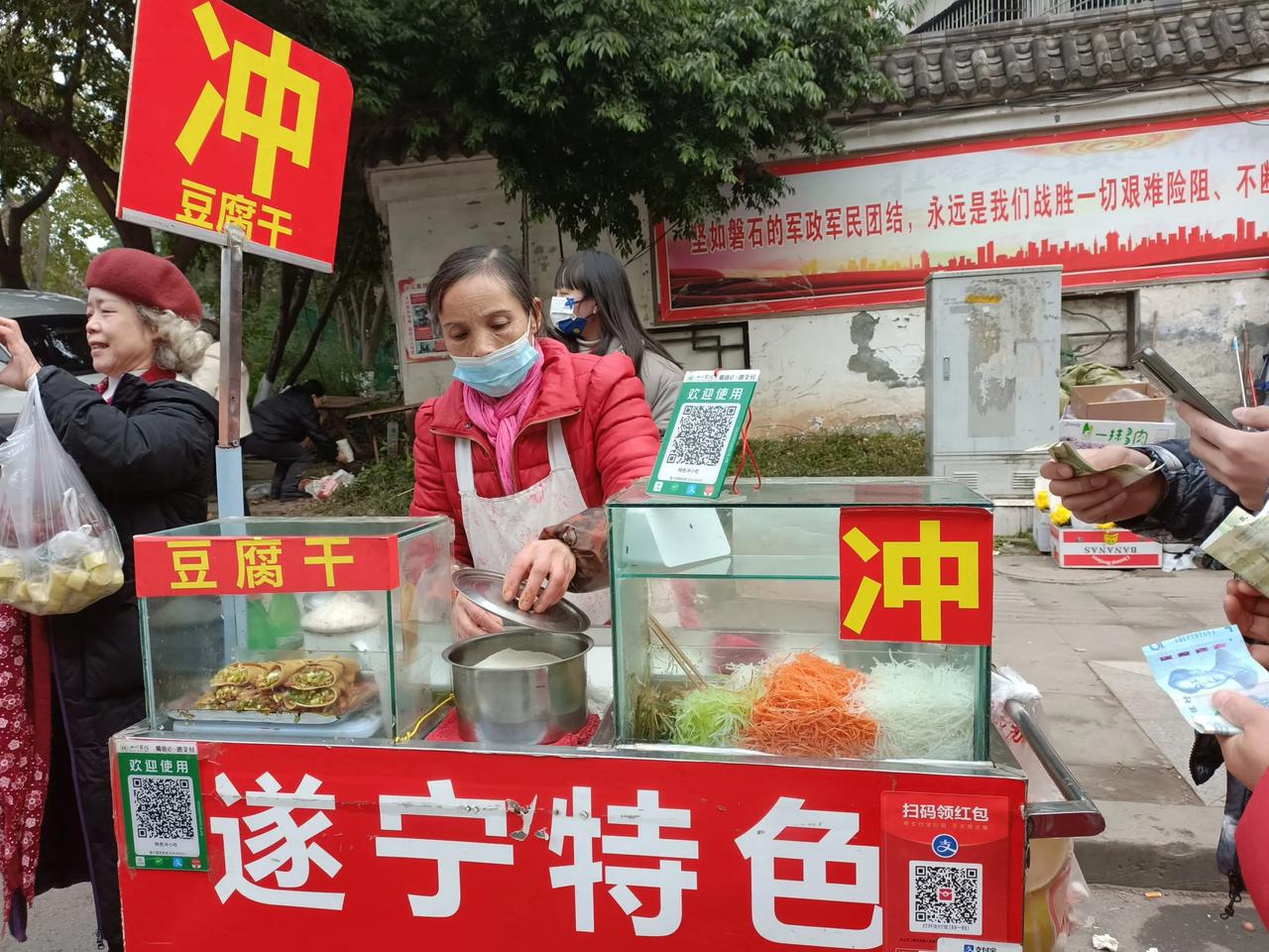 蛇年向前冲！遂宁的老龙山外，路两边都是各种小吃。正月初一头一天，人们逛完广德寺再