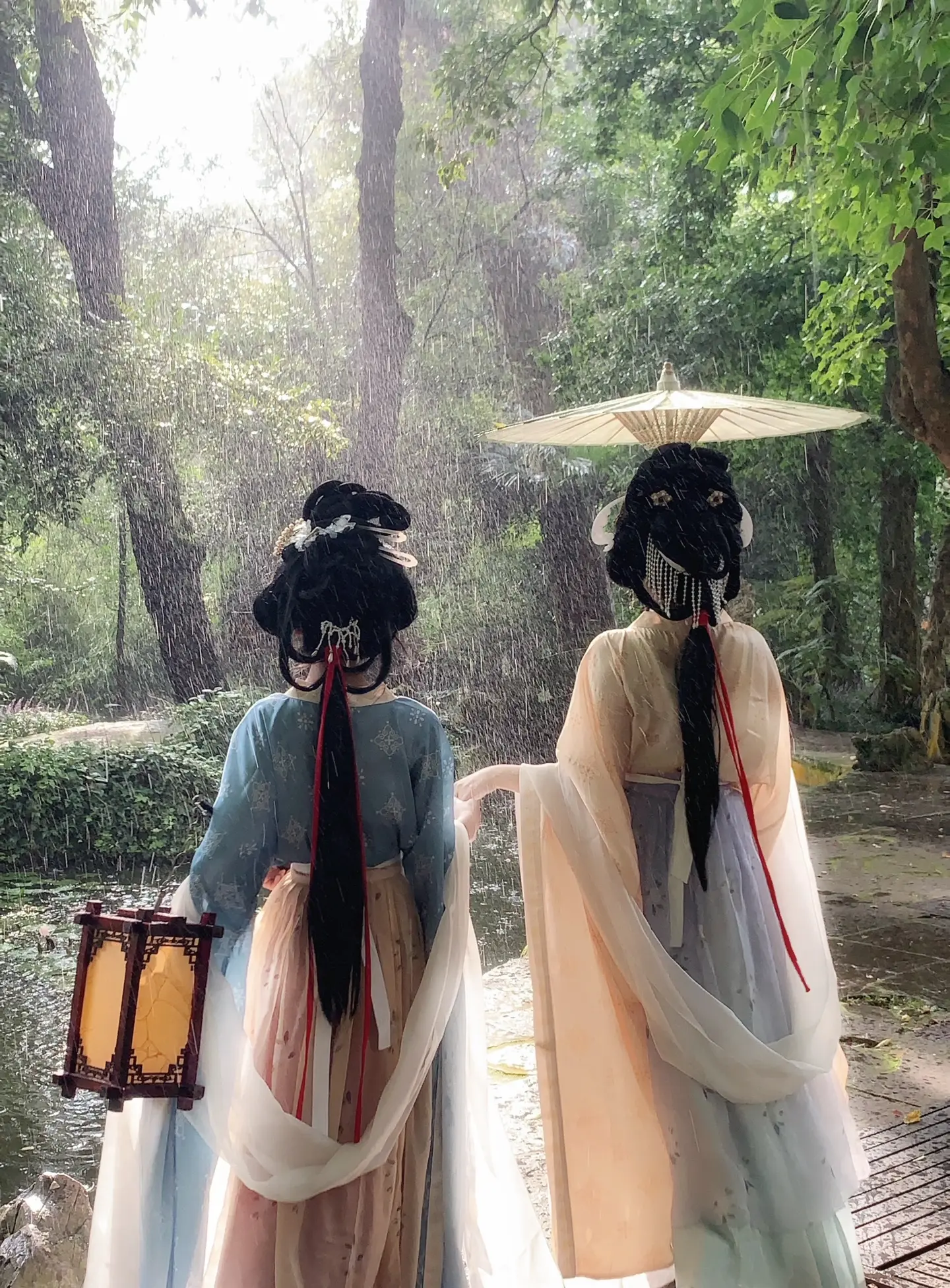 “已是黄昏独自愁，更著风和雨”