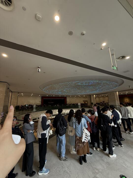 越王勾践剑队伍已经围着大厅转一圈了。。