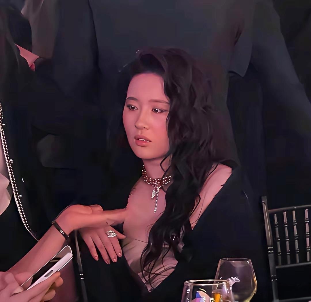 刘亦菲这是喝了多少？眼神好犀利😱原来天仙喝多了也会失态，脸也会肿啊