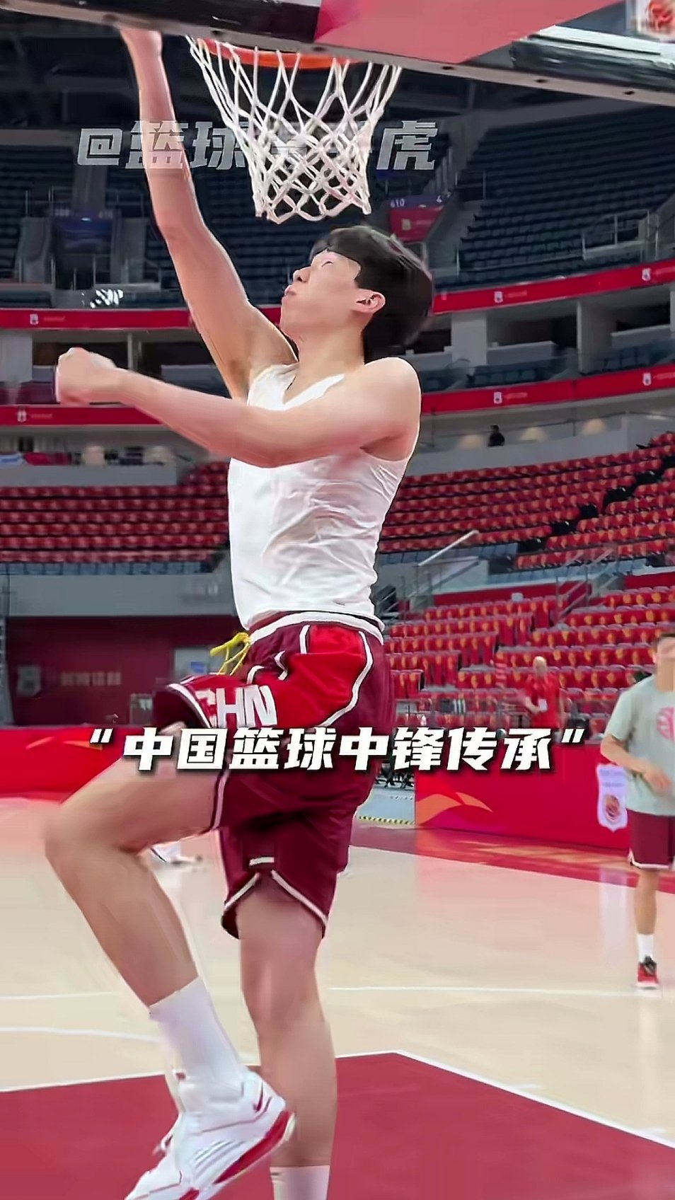 王治郅现场教学杨瀚森这个真得学啊大郅指导在当年是坐稳NBA轮换的 