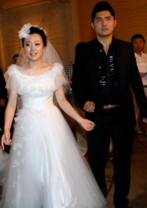 当年身家10亿的总裁石磊，为了追潘长江的女儿潘阳，送了辆3000多万的法拉利，结