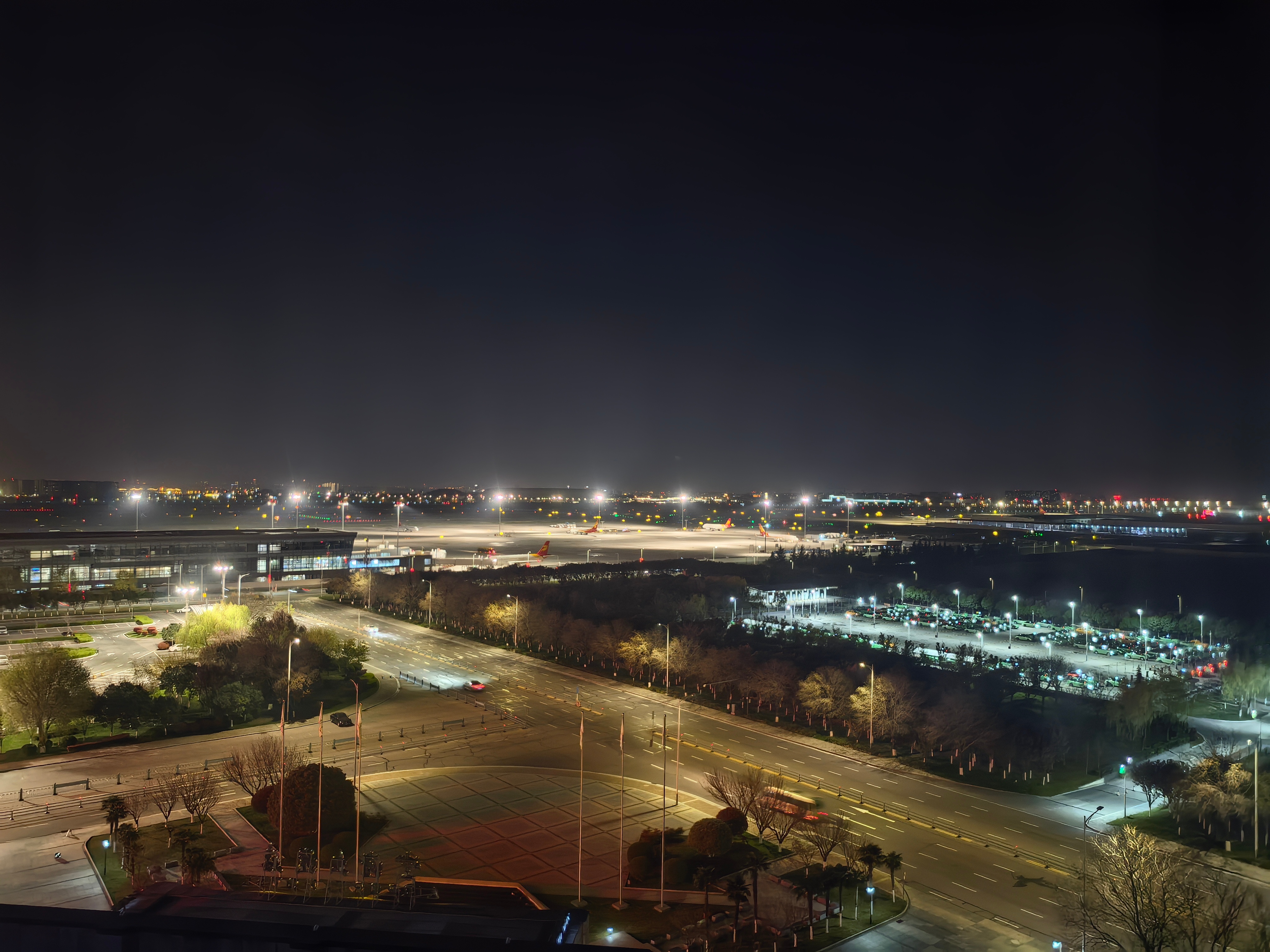 今晚简简单单住个机景套房房间挺大，就是一个人住确实浪费明早六点飞林芝，本月最后一