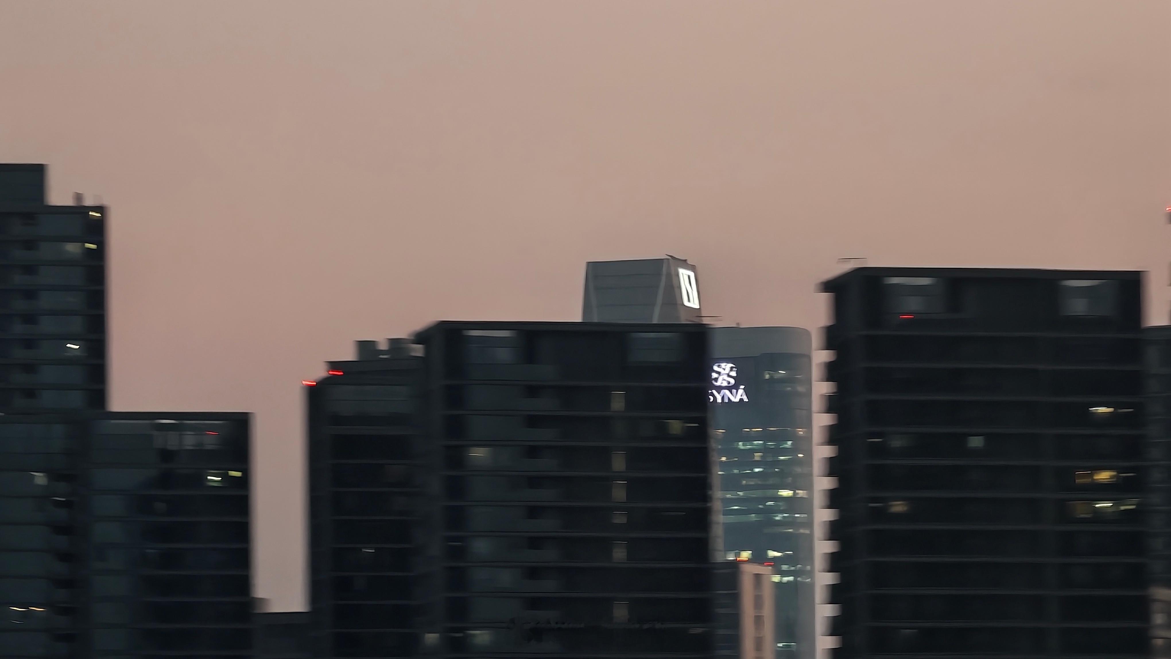 坐车在高架桥上，离大老远看到了极氪大厦。  ​​​