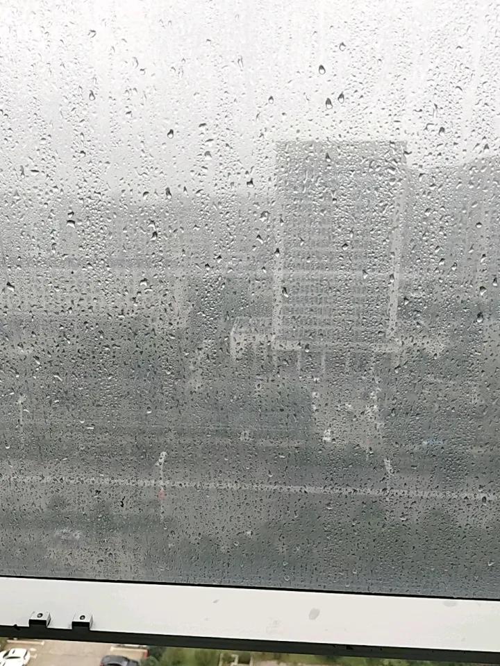 10月1日长假结束后的首日，并未觉出有何新奇之处，一切依旧如节前一般，天空雨雾濛