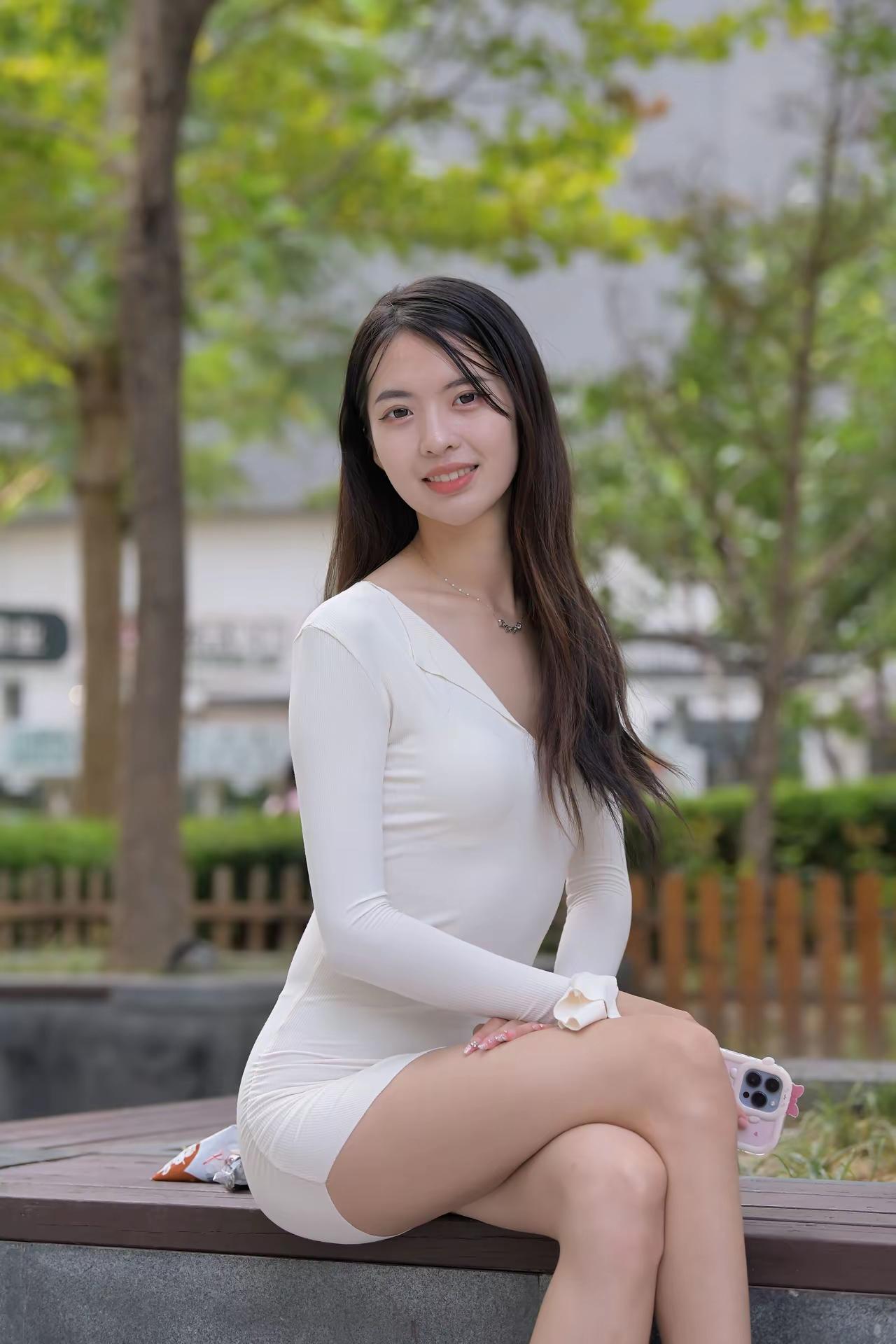 元气少女在公园的清新自拍🌿📸什么样的穿搭可以成为气质女神?