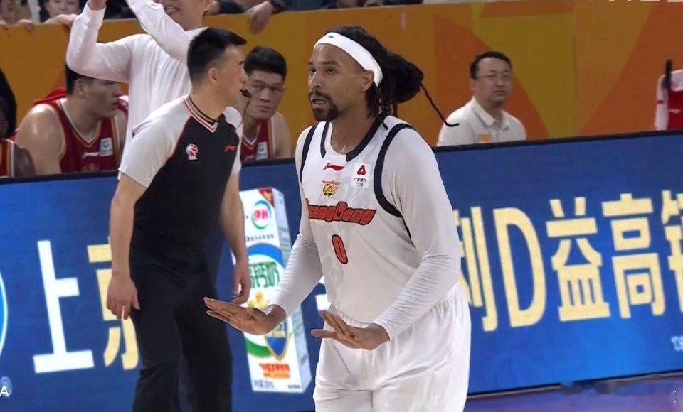 萨林杰关键时刻招牌中投连续砍分稳住局势太香了！这就是老将的价值！山西男篮vs广东
