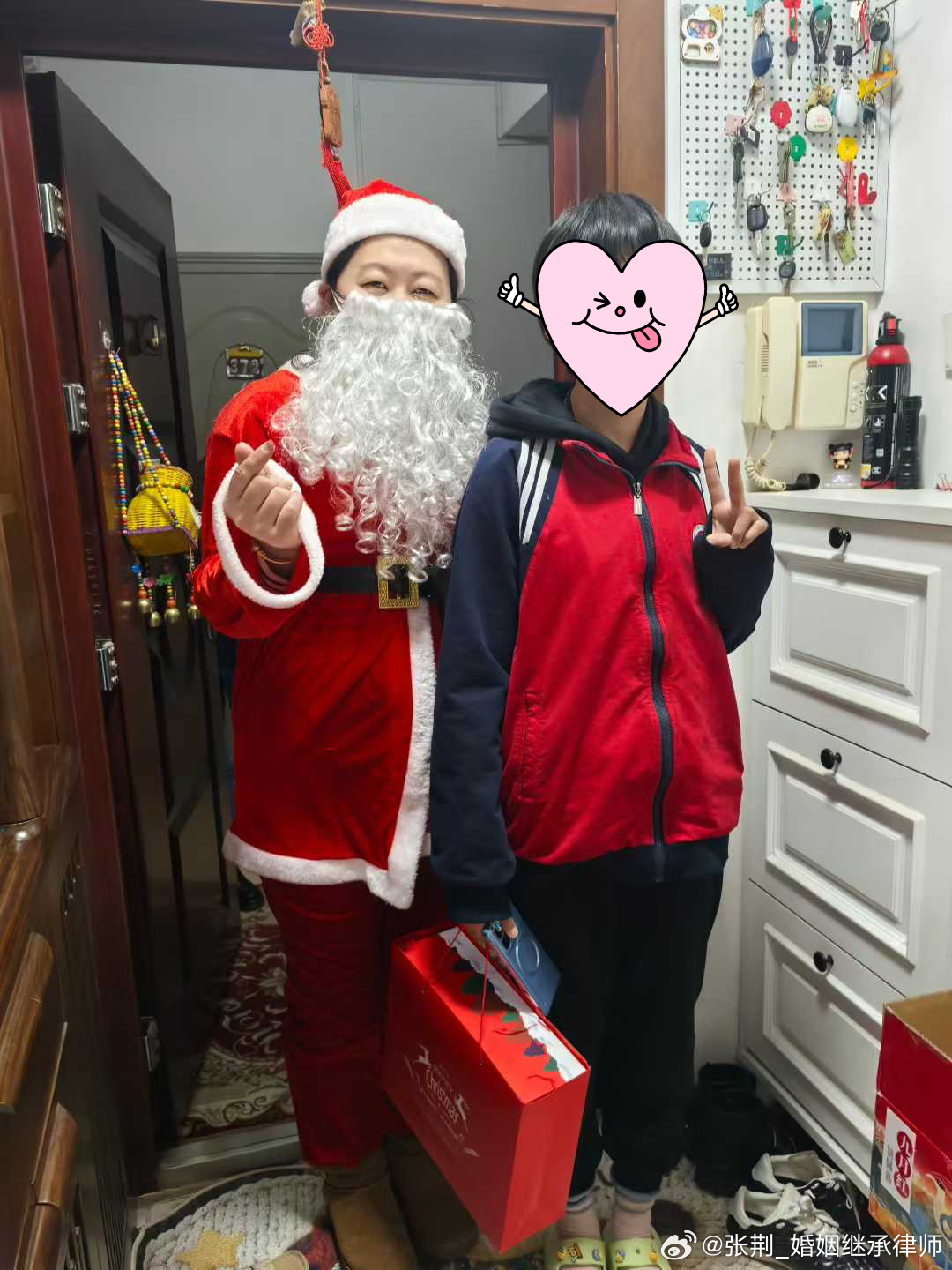 昨晚圣诞老人来敲门，小朋友虽然很惊喜，但也很清醒，一直质问我和娃爹，你们俩到底谁