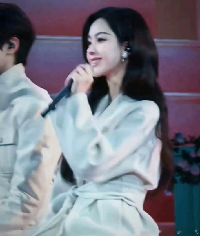 陈都灵宋威龙舞台合唱鲨疯了！陈都灵宋威龙的合唱舞台简直是颜狗的天堂，俊男靓女的搭