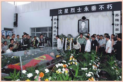2012年二炮军官请假未归，上级打电话询问，3岁女儿接电话：爸爸救人淹死了……
