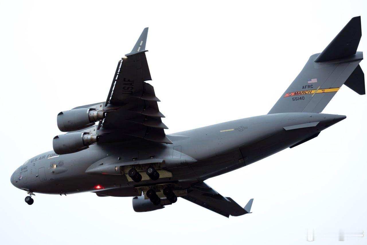 5月1日和2日，美国空军两架C-17运输机（08-8204和05-5140）降落