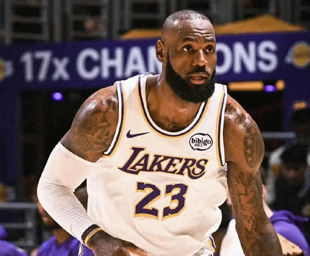 他们盯着的不是总冠军旗帜，是雷迪克战术板上用红笔圈出的三个防守失误片段。
更衣室