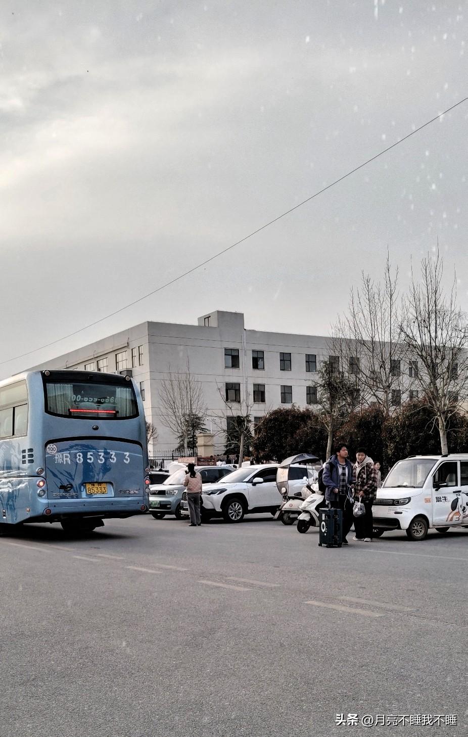 放学回家的日常
 
刚收拾好书包，拖着行李箱就往校门口赶。远远看见那辆熟悉的蓝色