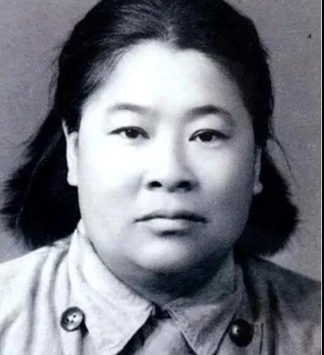 1933年，许世友听说队里来了个出身武当的女战士，便扬言要跟她切磋一下，到底是他