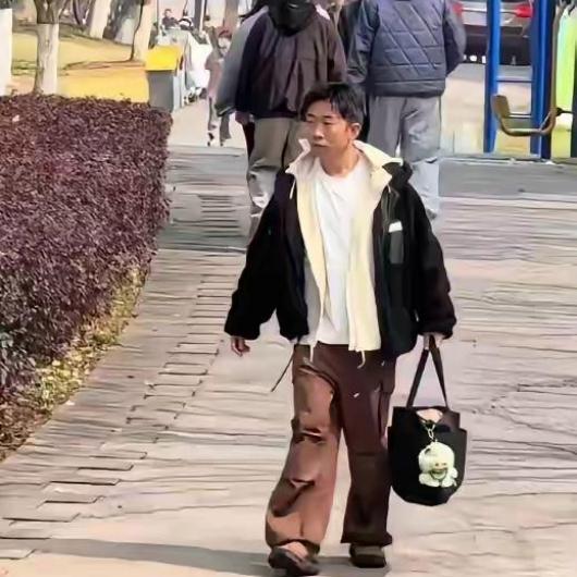 不靠排场撑场面，杨迪的清醒太难得
 
综艺邀约不断的杨迪，行程满满却从不摆架子。