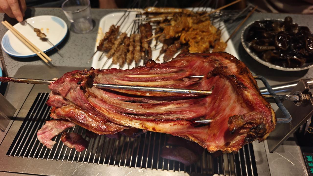 好哥们今天张罗局，一起去烤羊排撸串，要的太多了，都没少喝，忘了喝六瓶还是七瓶了。