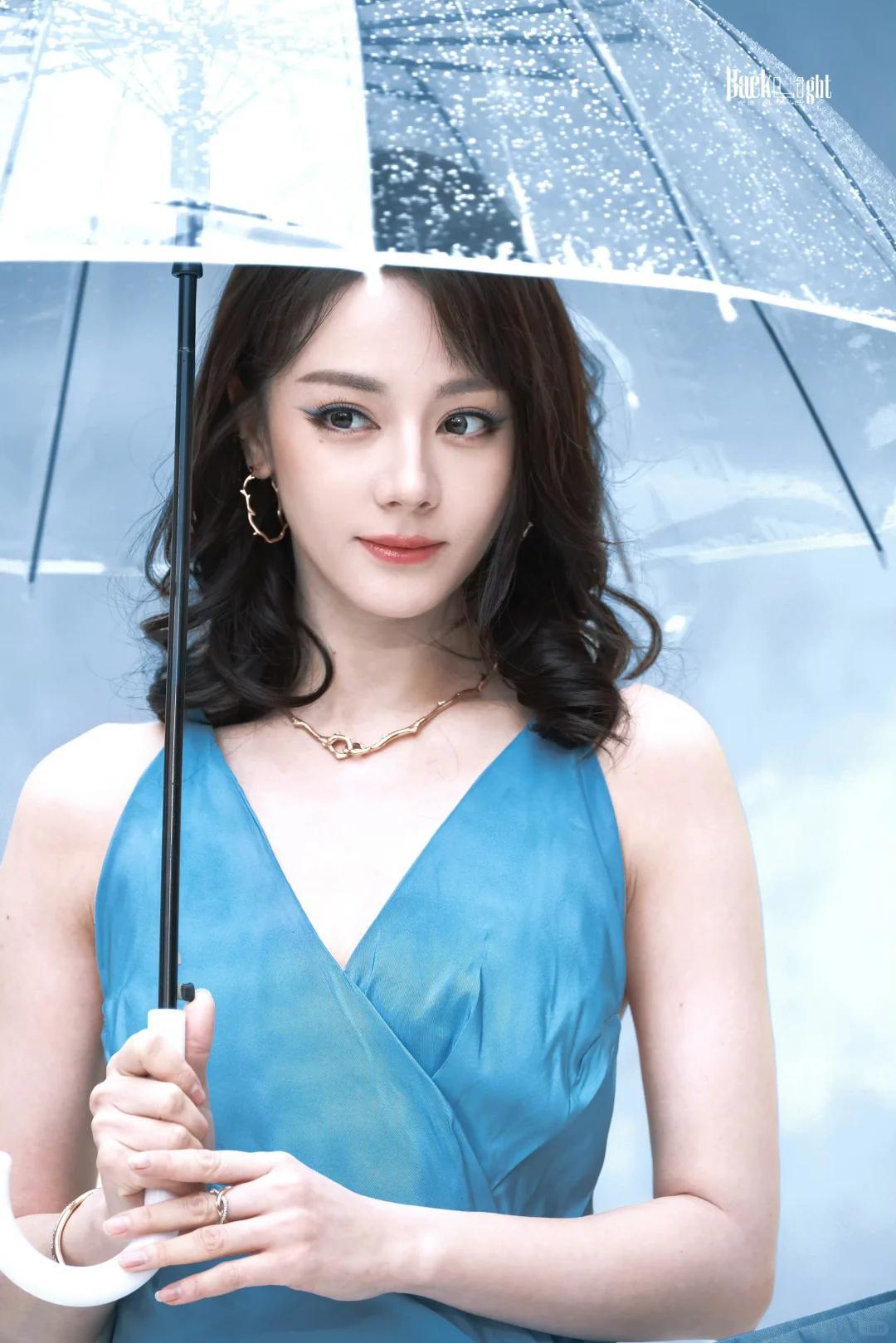 迪丽热巴迪丽热巴邓为迪奥生图 被这个小巴美昏了女神就只是站着就迷倒一片~ 