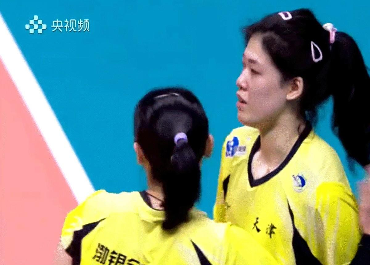 李盈莹哭了，但问题不在她。

这场球赢了，她还在自责，眼泪比得分更刺痛人。

说