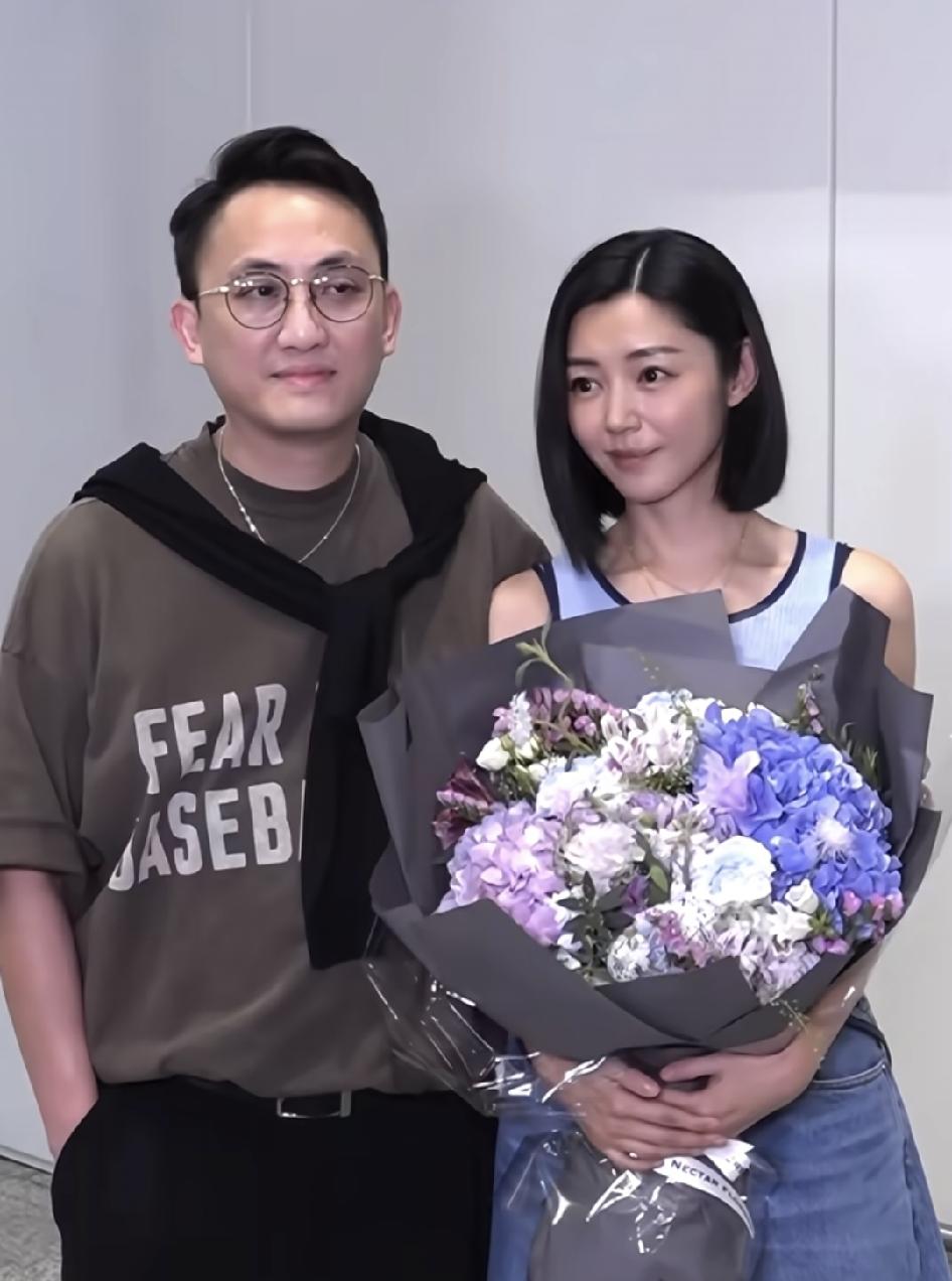 卫诗雅一点也不像明星，真的很接地气，看到她8月份领了百花奖后，回到香港就随意一件