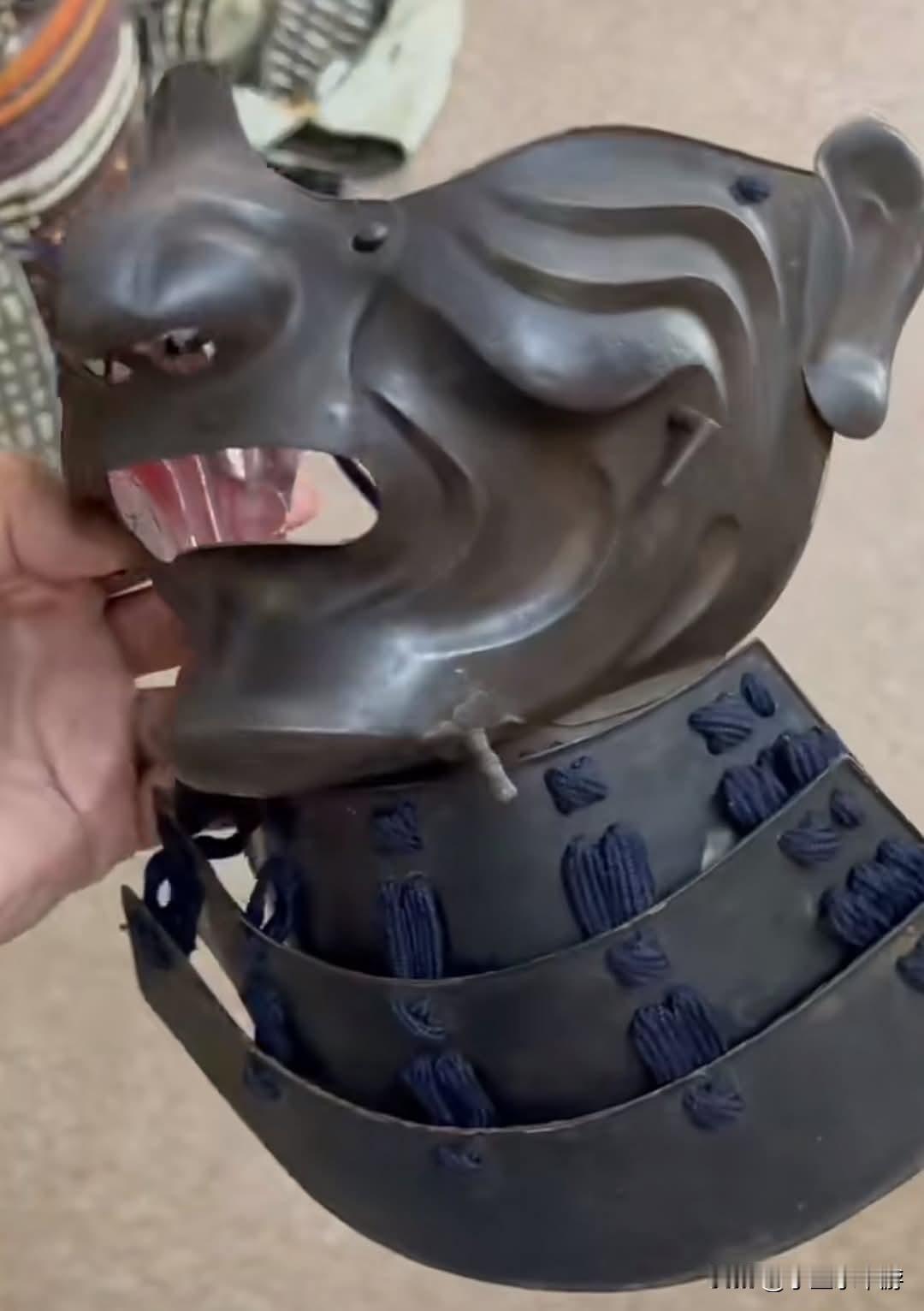 日本武士面甲
 
面甲的面部防御功能主要有两类目的。其一，掩盖佩戴者的真实面容，