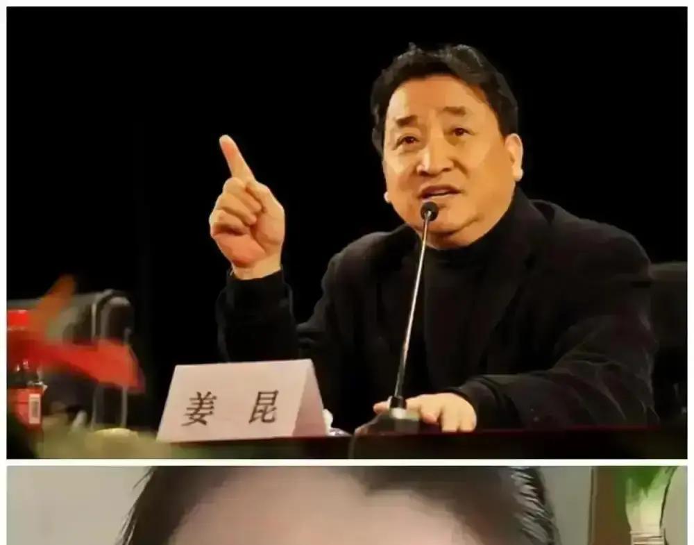 开场前黄牛票5块一张没人接
 
武汉剧院空座三成，姜昆站到台上，台下七成是白发。