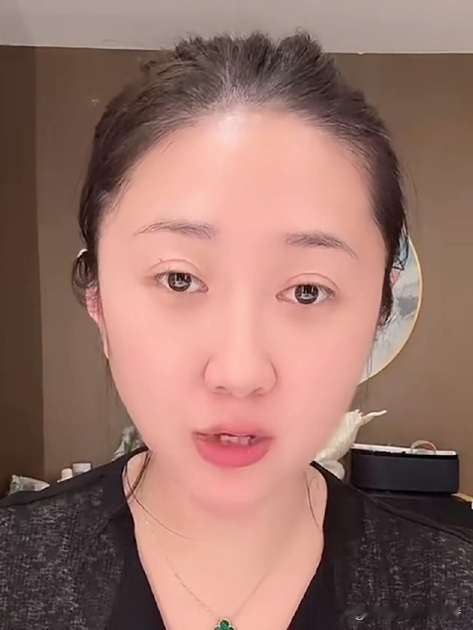 “刘能”的大儿媳妇楠楠说起她第一次见到婆婆的情景，当时王亮带着他一进门，她第一眼