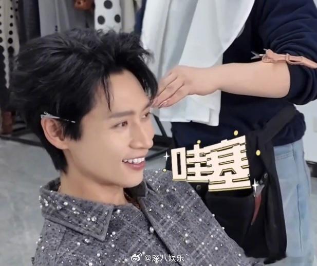 魏晨有自己的外貌check大侦探大侦探演唱会花絮里，晨侦探每套衣服都有范儿，上妆