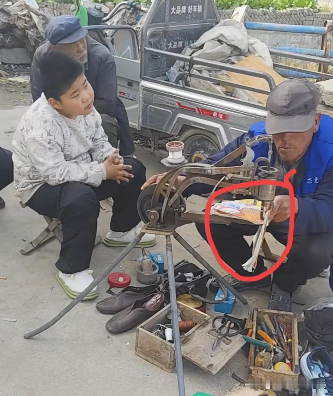 修鞋老大爷这辈子也不会想到，今生还能参与到叫育部门教材的修订工作，这是何等的光荣