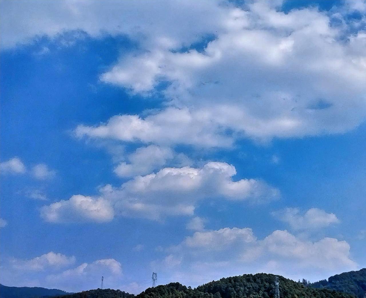 蓝天白云，令人心旷神怡，大自然的美好一览无遗。在湛蓝天空与轻柔云朵交织的天地间，