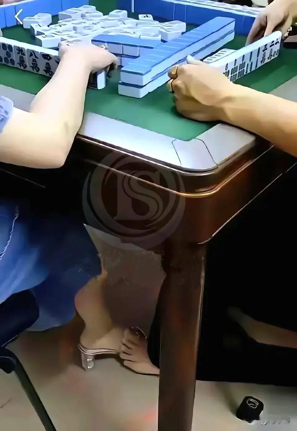 玩麻将真的上瘾吗？由于职业关系，我从来不玩麻将。听一个同事讲，“玩麻将会上瘾，越