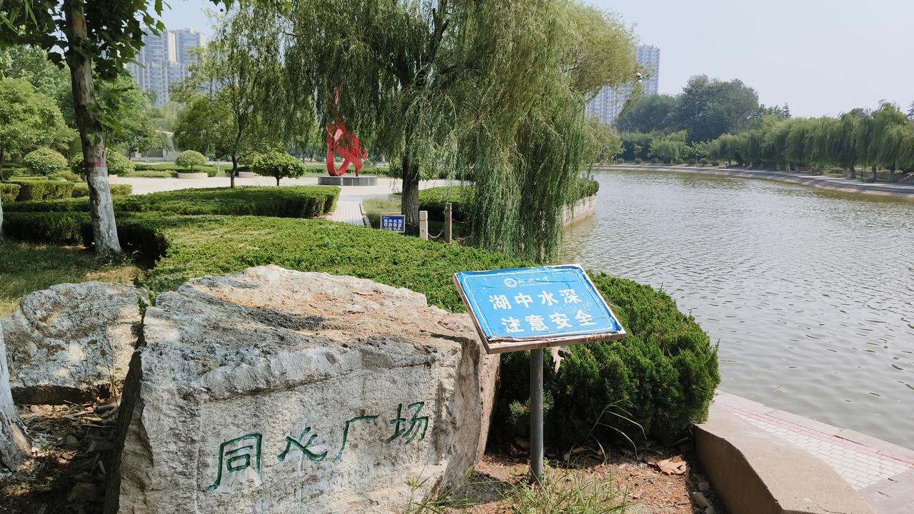 近日，聊城大学在东校区办了一场超有意义的“星火影院”观影活动，大家一起看了红色电